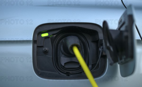 Charging light lights up green, charging station for electric cars, charging station, e-filling