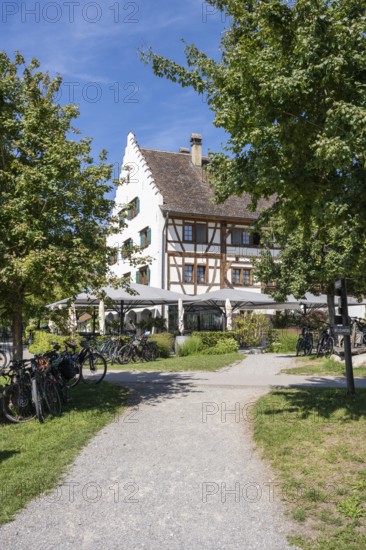Historischer Fachwerkbau vom Rebgut Haltnau bei Meersburg mit Außengastronomie direkt am Weinberg,
