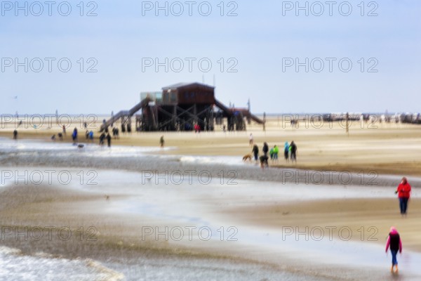 Strollers on the sandy beach, pile dwelling, wiping effect, long exposure, Sankt Peter-Ording,