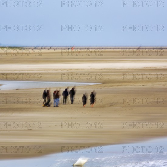 Group of walkers on the North Sea beach, wiping effect, long exposure, Sankt Peter-Ording,