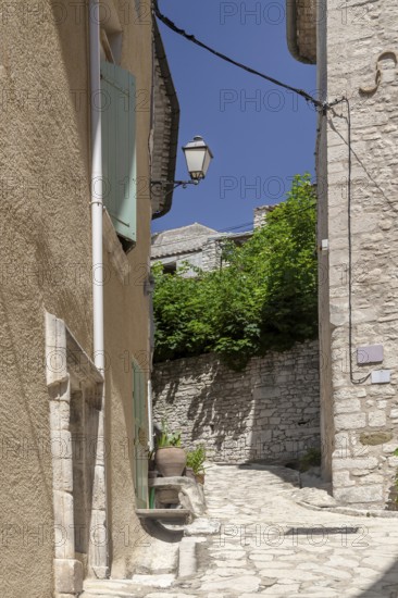 Alley in Simiane la Rotonde, Département Alpes-de-Haute-Provence, Region Provence-Alpes-Côte