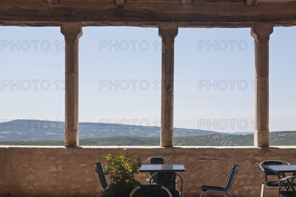 A terrace with mountain views, mountain village Simiane la Rotonde, Département