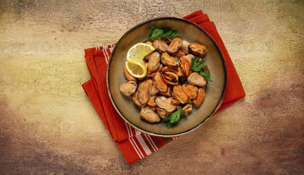 Mussels no shell, boiled, mussels, peeled, in a bowl, with lemon and parsley, Chilean mussels, top