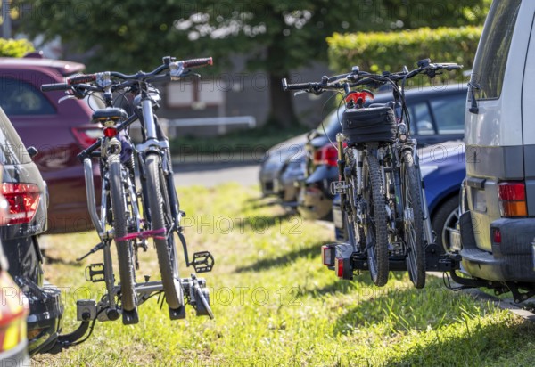 Bicycle carrier, rear carrier for bicycles, which is mounted on a trailer coupling, can transport