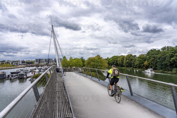 Cycle path, footpath at the new Graf Bismarck urban quarter on the Rhine-Herne Canal, residential