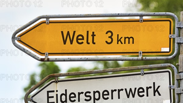 Direction sign to Welt and to the Eidersperrwerk, inscription, distance, village on the Eiderstedt