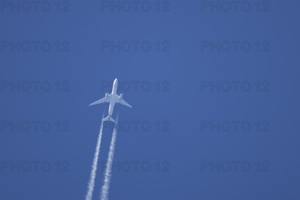 Airbus A350-900 passenger jet aircraft of Singapore airlines flying with a vapour trial or contrail