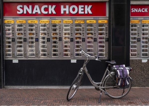 Vending machine restaurant, Snack Hoek, fast food dishes are pre-prepared and then placed in the