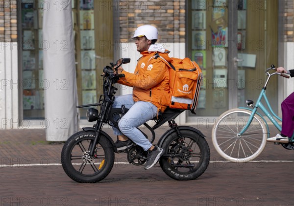 Bicycle transport in Groningen, thuisbezorg.nl Bote, in Germany the delivery service is called