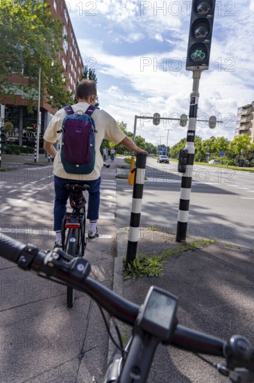 Inner-city cycle path, separated from the carriageway for cars, cycle traffic lights, request
