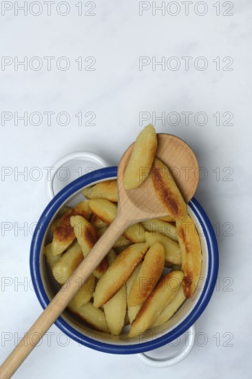 Fried puff noodles in pot