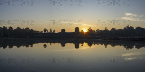 Angkor Wat, sunrise, Angkor, UNESCO World Heritage Site, Siem Reap, Cambodia, Indo-China, Southeast