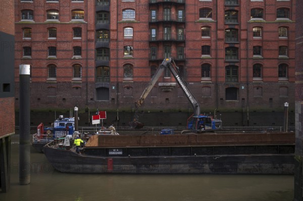 Dredging vessel in the canal, dredging, warehouses, brick buildings, Hamburger Speicherstadt,
