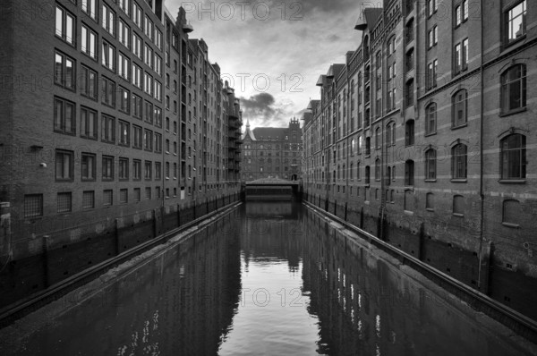 Warehouses, façade, brick building, Hamburger Speicherstadt, Hafencity, canal, black and white,