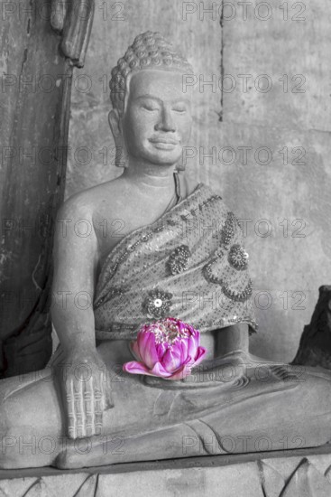 Sandstone Buddha statue, (Bhumispara mudra: Buddha Gautama at the moment of enlightenment), with