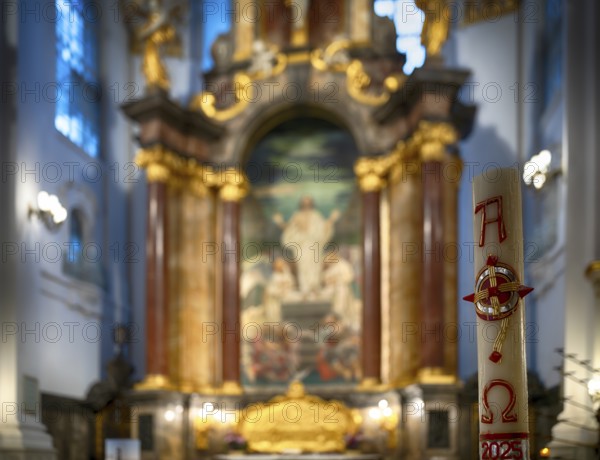 Interior photo, sacrificial candle, choir, altar, main evangelical church of St. Michaelis, Michel