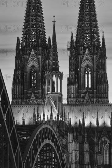 evening atmosphere am Kölner Dom, Hohenzollernbrücke, Cologne, North Rhine-Westphalia, Germany
