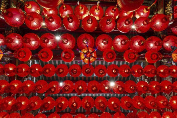 Traditional Chinese lanterns, numerous lanterns hanging from the ceiling, Wat Mangkon Kamalawat,