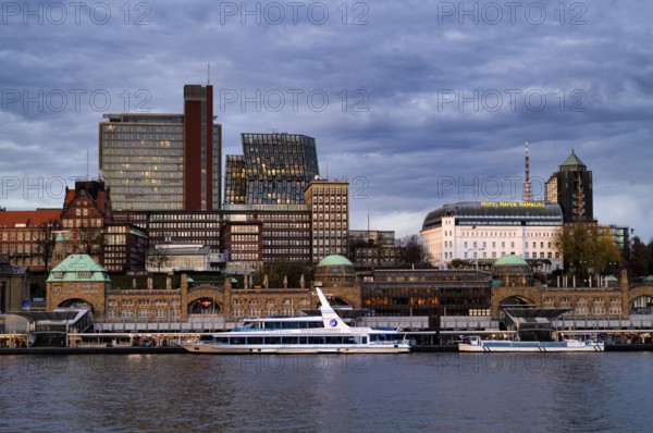 Excursion boats, Hotel Hafen Hamburg, Landungsbrücken, Free and Hanseatic City of Hamburg, evening
