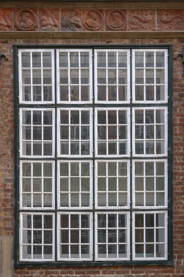 Historic windows, top with terracotta decoration, Renaissance façade, around 1560, Mengstraße 27,