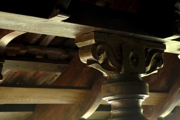 Artistic carvings, wooden roof structure, Heritage Hotel Privacy, Vembanad Lake, Kerala, India