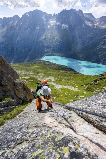 Mountaineer climbs on the secured Schijen-Zwärg via ferrata, climb to Bergseehütte, Göscheneralp in