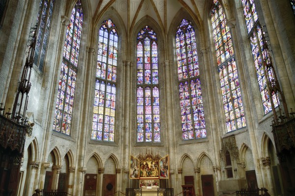 Interior photo, stained glass window in the choir, choir altar, high altar by Martin conductor,