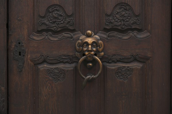Detailed view, door knob, knocker, portal, Leube historic house, Leube house, old town, Ulm,