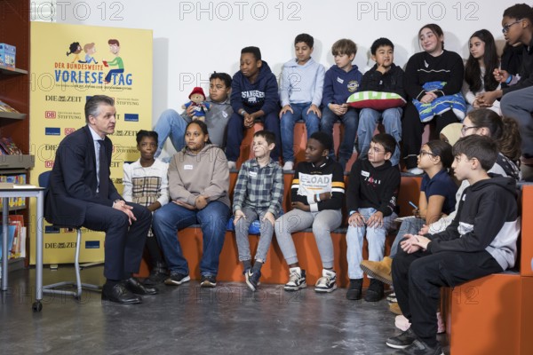 Thorsten Frei, head of the Federal Chancellery, is reading the book The Message in a Bottle by