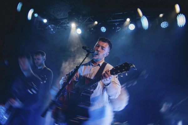 Eddie Keogh, singer of Kingfishr live in Berlin's Gretchen on 14.11.2025 Note: the photo was taken