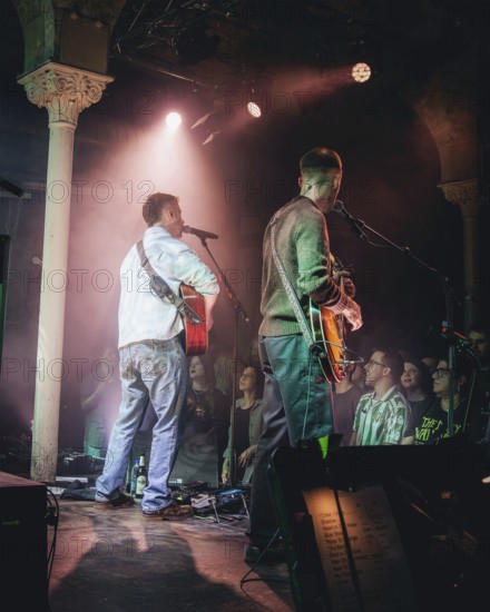 Eddie Keogh (singer) and Eoin Fitz Fitzgibbon (guitarist) from Kingfishr live in Berlin Gretchen on