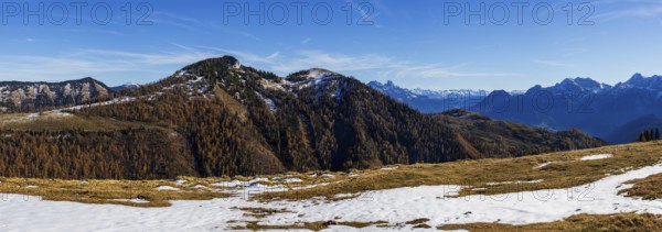 Snowfield on the Trattberg Alm with a view of the Hochwieskopf, Osterhorn Group, Salzkammergut,