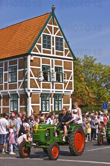 Bulldog, tractor, parade, typical half-timbered house, town hall, architecture, blossom festival,