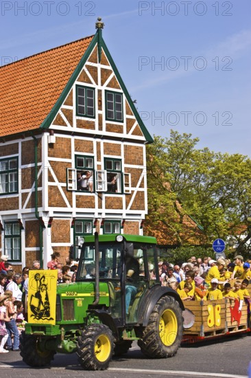 Tractor, parade, typical half-timbered house, town hall, architecture, blossom festival, York,