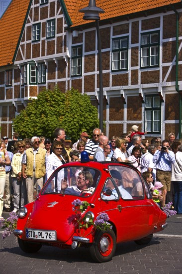 Heinkel cabin, vintage car, town hall, half-timbered house, architecture, parade, blossom festival,