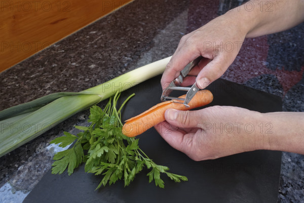 Southern German cuisine, preparation of vegetables, carrot, leek, parsley, raw carrot peel, paring
