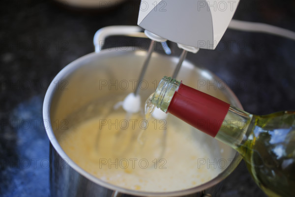 Southern German cuisine, preparation of wine cream, dessert, dessert, dessert, pouring white wine