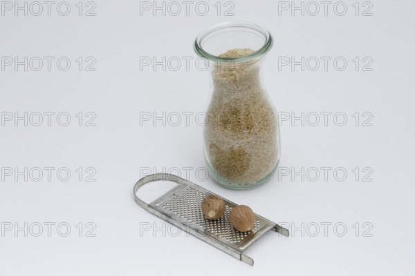 Cutters, nutmeg, spices, grater, ground green core, carafe, studio, food photography, Germany