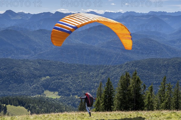 Paragliders starting at Brauneck, Bavarian Prealps, Isarwinkel, Lenggries, Upper Bavaria, Bavaria,