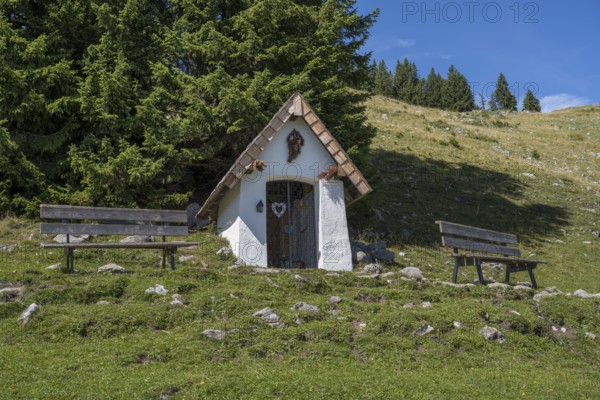 Chapel and two benches, Brauneck, Bavarian Prealps, Isarwinkel, Lenggries, Upper Bavaria, Bavaria,
