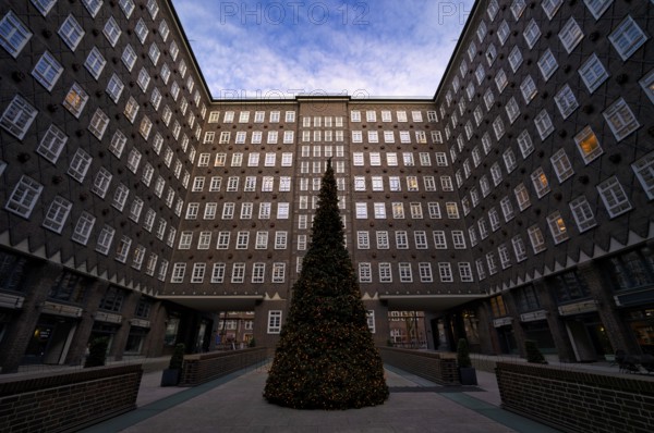 Christmas tree in Sprinkenhof, Kontorhaus, brick expressionism, Kontorhausviertel, Free and