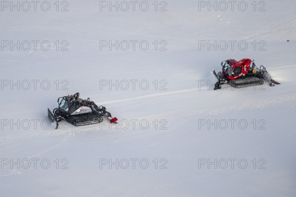 Two snow groomers level ski slopes, Hochbrixen in winter, Skiwelt Wilder Kaiser Brixental, Tyrol,