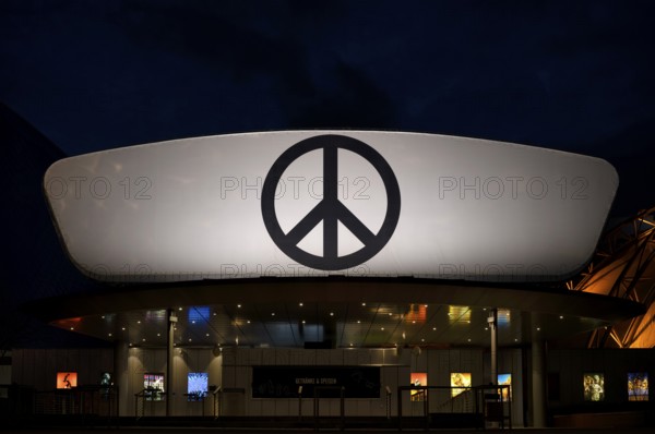 Night shot, oversized logo, sign, pictogram, PEACE, Stage Theater an der Elbe, musical, Michael
