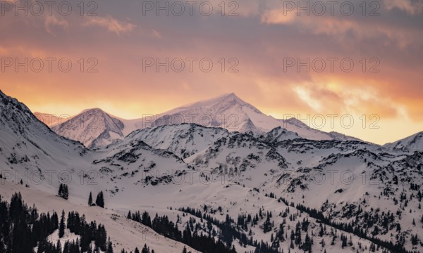 Summit of Grossvenediger at sunset in winter, spectacular cloudy skies, Hochbrixen, Brixen im