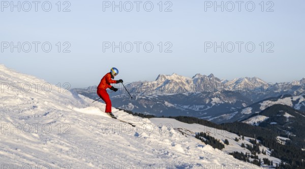 Skiers, downhill Hohe Salve, back Loferer Steinberge, SkiWelt Wilder Kaiser Brixenthal, Hochbrixen,