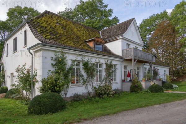 Old manor house from 1922, today the home of a shepherd, Zum Weißen Haus 1, Othenstorf,