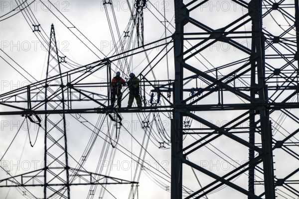 Work on a 380 kV high-voltage overhead line, new construction, along the A57 motorway, near
