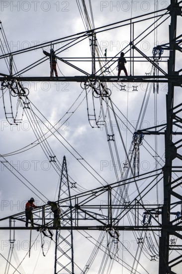 Work on a 380 kV high-voltage overhead line, new construction, along the A57 motorway, near
