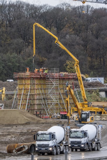 Concreting of a new bridge pillar at the Duisburg-Kaiserberg motorway junction, complete conversion