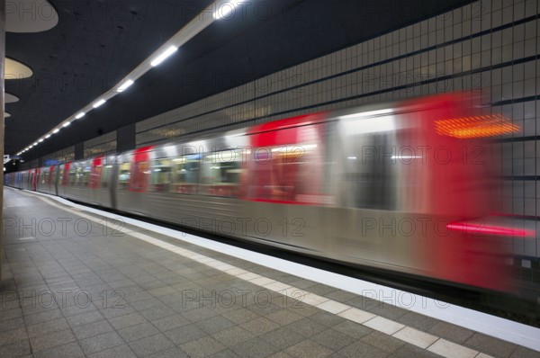 Steinstraße subway station, underground train, movement effect, empty, platform, stop, train